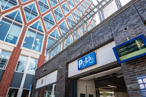 Bewaakte fietsenstalling aan noordzijde NS-station Gouda wordt gratis