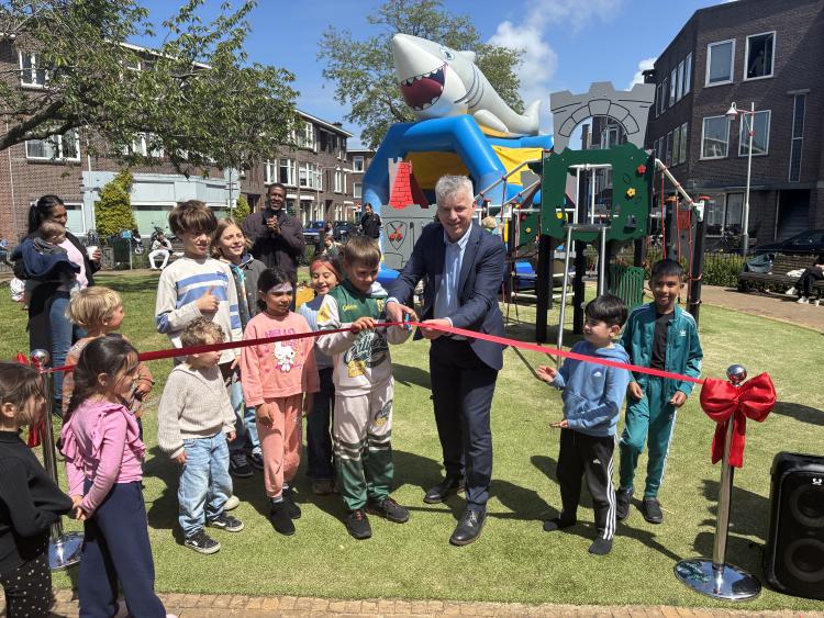 Vernieuwde speeltuin Blaricumseplein in Haagse wijk Rustenburg-Oostbroek geopend