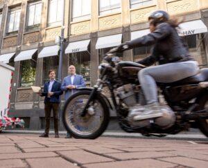 Album afbeelding 1: Business Developer Willem van den Brekel van Sorama (links) en wethouder Pascal Lansink-Bastemeijer bij de start van de pilot met geluidscamera's. Foto: Eric Fecken.