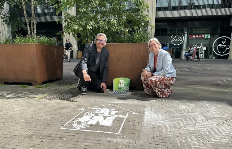 ‘Maak ’m uit, gooi ’m in’: Den Haag zet in op minder peuken op straat