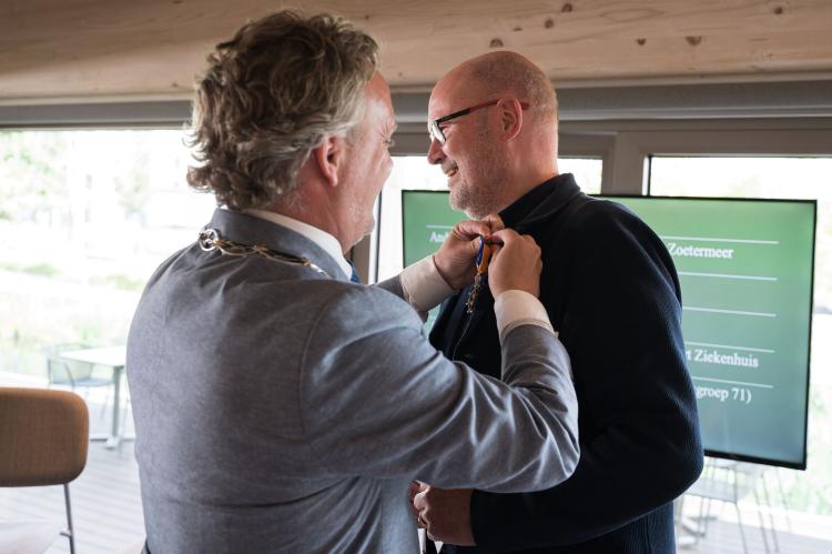 Koninklijke onderscheiding voor de heer Van den Oever