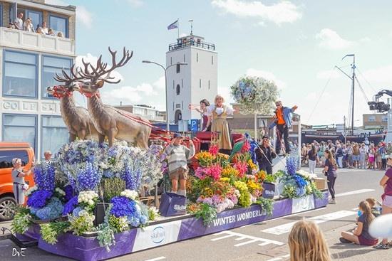 Muzikaal bloemenonthaal bij Flower Parade Rijnsburg