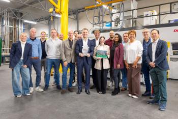 Album afbeelding 3: Wethouder met vertegenwoordigers van de Bedrijvenraad Spaanse Polder, de gemeente Rotterdam en Vemefa Constructa bij de presentatie gebiedsambitiedocument. Foto: ©Rhalda Jansen Fotografie