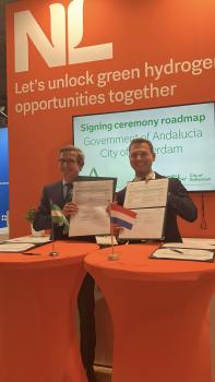 Album afbeelding 1: Wethouder Tim Versnel en de Andalusische minister Jorge Paradela Gutiérrez ondertekenen de roadmap voor samenwerking op het gebied van groene waterstof.