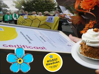 Wethouder Margret Stolk ontvangt het certificaat 'Dementievriendelijke Gemeente'.